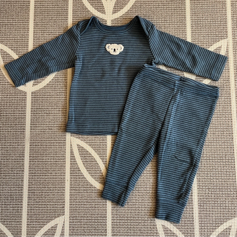 Carters baby outfit size 6 months